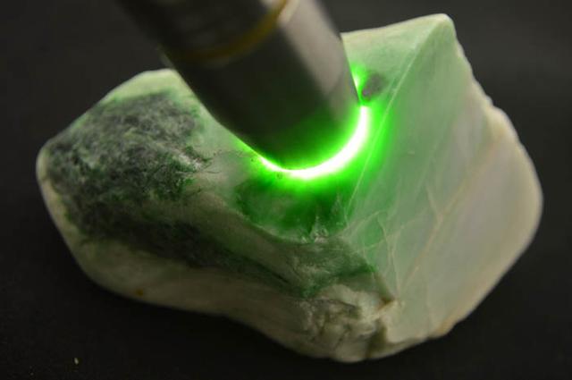 翡翠手镯 种水,翡翠手镯泡水-第3张图片-翡翠网 翡翠手镯 种水,翡翠手镯泡水-第3张图片-翡翠网