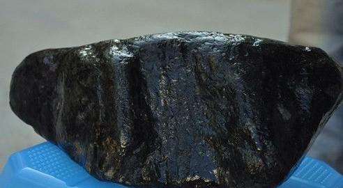 蟒带贯穿莫湾基翡翠原石的简单介绍-第9张图片-翡翠网