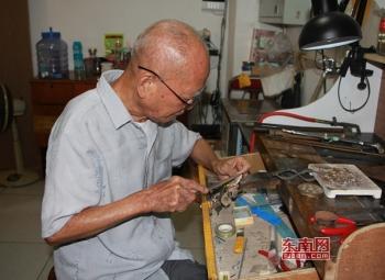 翡翠手镯到手腕哪里最合适,漳州哪里有翡翠手镯-第2张图片-翡翠网 翡翠手镯到手腕哪里最合适,漳州哪里有翡翠手镯-第2张图片-翡翠网