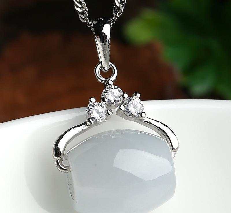 萱翠银翡翠吊坠价格5000左右的翡翠吊坠-第2张图片-翡翠网 萱翠银翡翠吊坠价格5000左右的翡翠吊坠-第2张图片-翡翠网