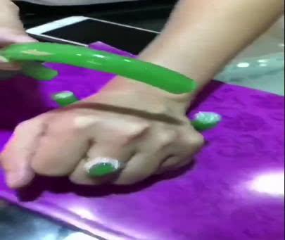 摔断翡翠手镯,翡翠手镯摔断了怎么看出真假-第2张图片-翡翠网 摔断翡翠手镯,翡翠手镯摔断了怎么看出真假-第2张图片-翡翠网