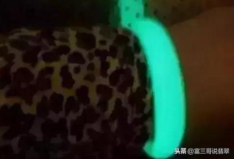 紫光灯照翡翠手镯有荧光,起荧光的翡翠手镯-第1张图片-翡翠网 紫光灯照翡翠手镯有荧光,起荧光的翡翠手镯-第1张图片-翡翠网