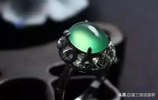 紫光灯照翡翠手镯有荧光,起荧光的翡翠手镯-第2张图片-翡翠网 紫光灯照翡翠手镯有荧光,起荧光的翡翠手镯-第2张图片-翡翠网