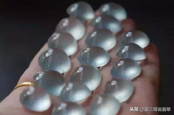 紫光灯照翡翠手镯有荧光,起荧光的翡翠手镯-第3张图片-翡翠网 紫光灯照翡翠手镯有荧光,起荧光的翡翠手镯-第3张图片-翡翠网