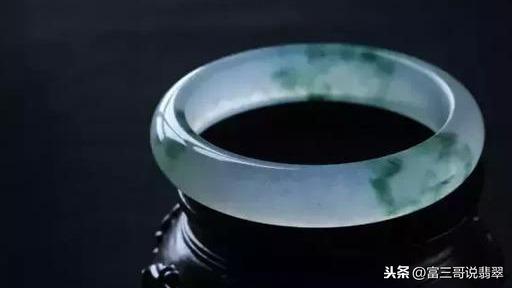 紫光灯照翡翠手镯有荧光,起荧光的翡翠手镯-第7张图片-翡翠网 紫光灯照翡翠手镯有荧光,起荧光的翡翠手镯-第7张图片-翡翠网