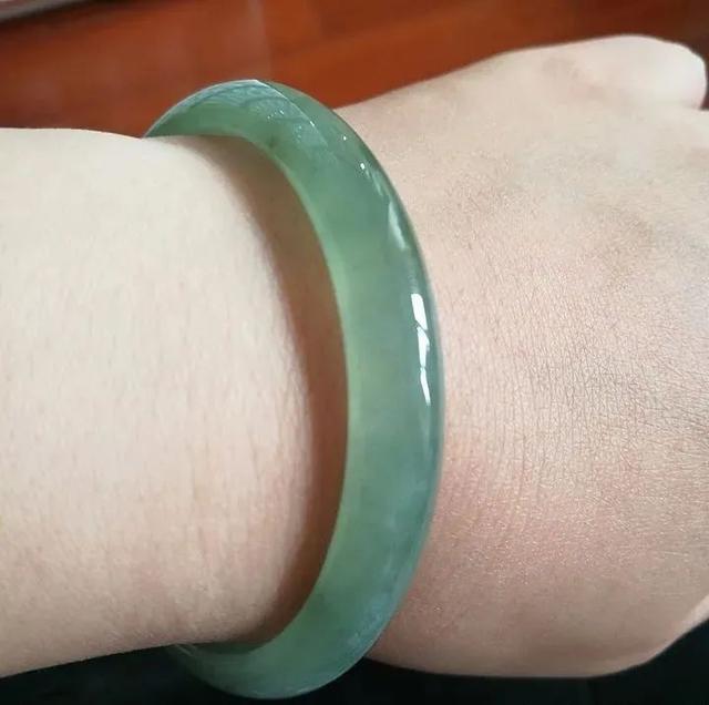 大四翡翠手镯,假翡翠手镯特征-第1张图片-翡翠网 大四翡翠手镯,假翡翠手镯特征-第1张图片-翡翠网