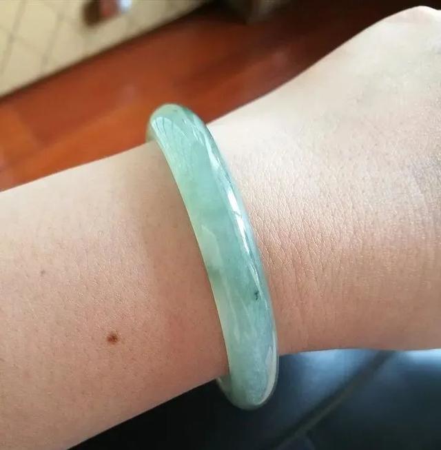 大四翡翠手镯,假翡翠手镯特征-第2张图片-翡翠网 大四翡翠手镯,假翡翠手镯特征-第2张图片-翡翠网