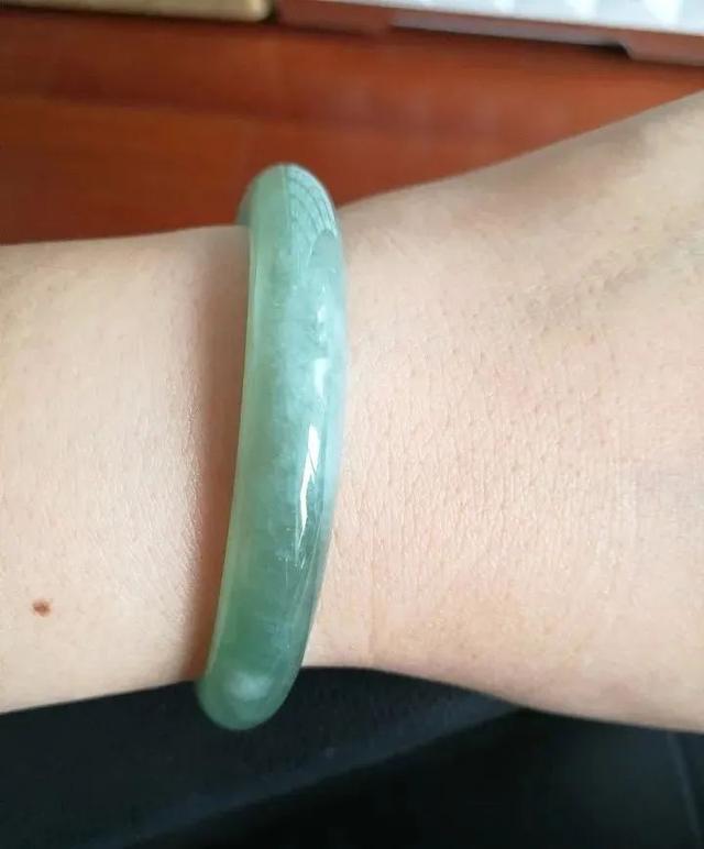 大四翡翠手镯,假翡翠手镯特征-第4张图片-翡翠网 大四翡翠手镯,假翡翠手镯特征-第4张图片-翡翠网