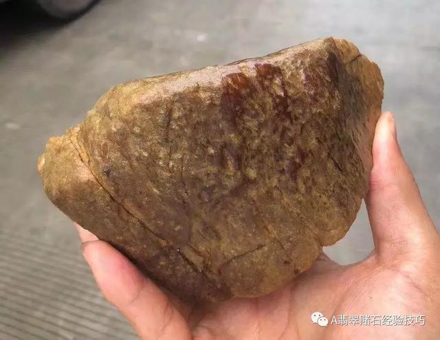 翡翠原石和裂纹的区别翡翠原石皮纹和裂纹区别-第6张图片-翡翠网 翡翠原石和裂纹的区别翡翠原石皮纹和裂纹区别-第6张图片-翡翠网