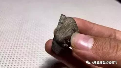 翡翠原石和裂纹的区别翡翠原石皮纹和裂纹区别-第7张图片-翡翠网 翡翠原石和裂纹的区别翡翠原石皮纹和裂纹区别-第7张图片-翡翠网