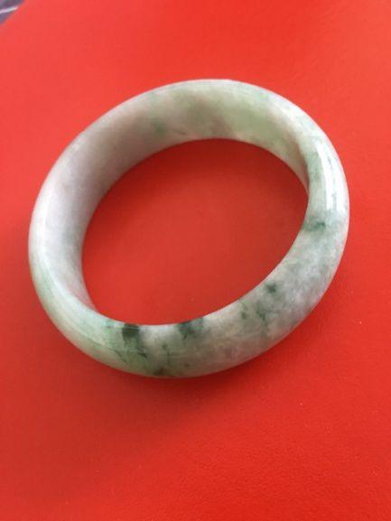 翡翠手镯色纹,翡翠手镯色线有影响吗-第2张图片-翡翠网 翡翠手镯色纹,翡翠手镯色线有影响吗-第2张图片-翡翠网