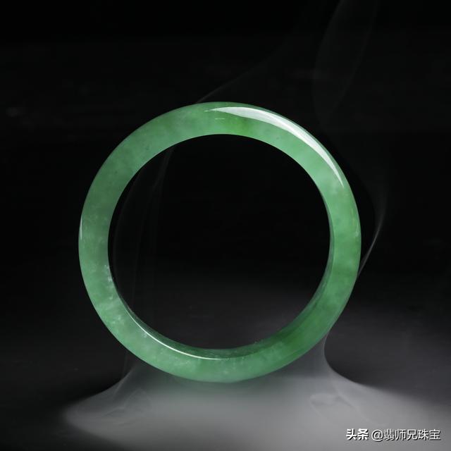 翡翠手镯表面有划痕,翡翠手镯上有小划痕怎么处理-第1张图片-翡翠网 翡翠手镯表面有划痕,翡翠手镯上有小划痕怎么处理-第1张图片-翡翠网