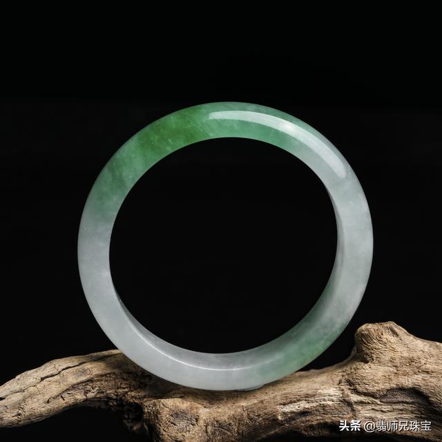 翡翠手镯表面有划痕,翡翠手镯上有小划痕怎么处理-第6张图片-翡翠网 翡翠手镯表面有划痕,翡翠手镯上有小划痕怎么处理-第6张图片-翡翠网