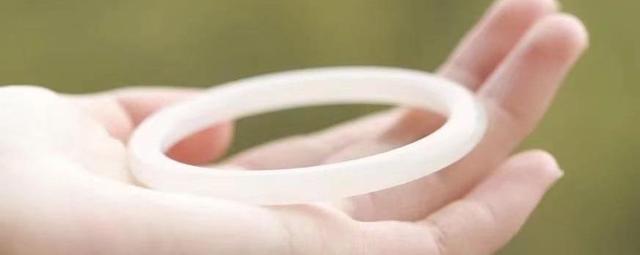 关于翡翠手镯55圈口与56圈口差多少的信息-第1张图片-翡翠网 关于翡翠手镯55圈口与56圈口差多少的信息-第1张图片-翡翠网