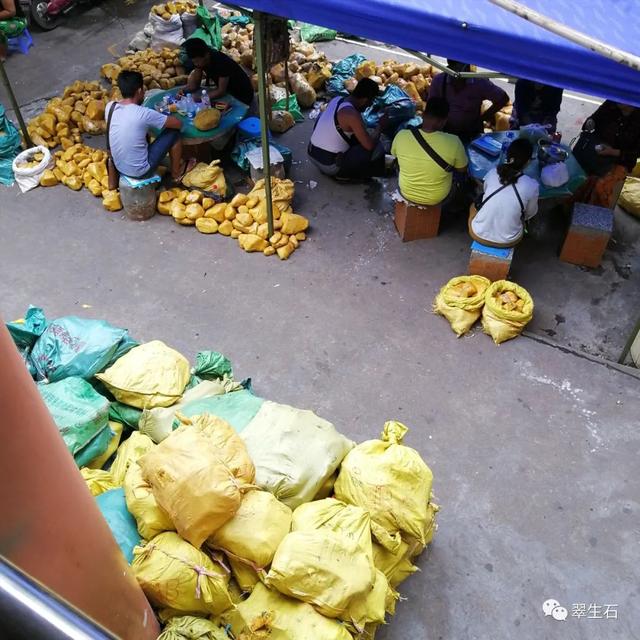 翡翠公斤料翡翠原石公斤料-第9张图片-翡翠网 翡翠公斤料翡翠原石公斤料-第9张图片-翡翠网