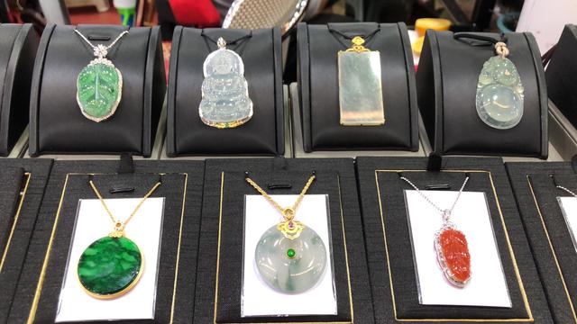 翡翠原石扒皮好还是直接切,翡翠原石切刀后网裂-第1张图片-翡翠网 翡翠原石扒皮好还是直接切,翡翠原石切刀后网裂-第1张图片-翡翠网