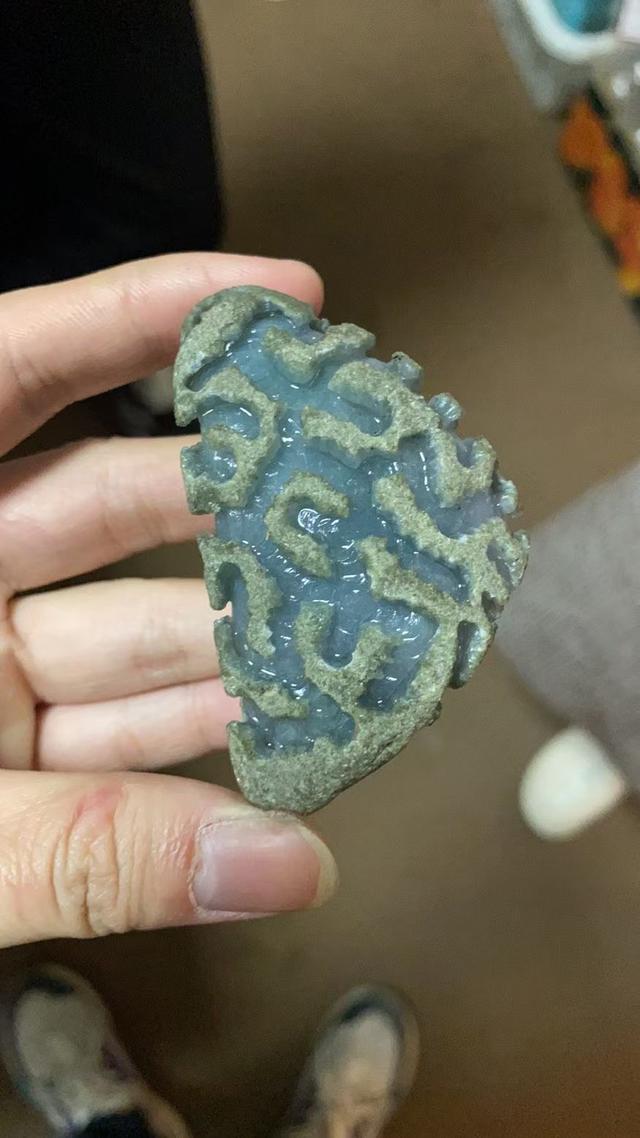 翡翠原石扒皮好还是直接切,翡翠原石切刀后网裂-第2张图片-翡翠网 翡翠原石扒皮好还是直接切,翡翠原石切刀后网裂-第2张图片-翡翠网