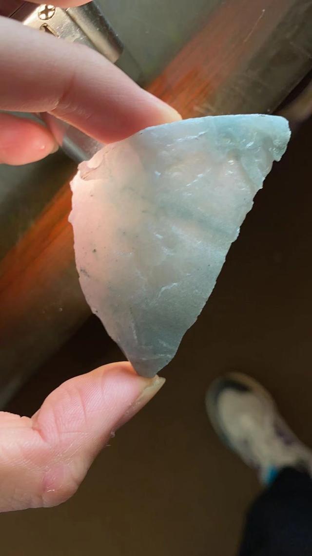 翡翠原石扒皮好还是直接切,翡翠原石切刀后网裂-第3张图片-翡翠网 翡翠原石扒皮好还是直接切,翡翠原石切刀后网裂-第3张图片-翡翠网