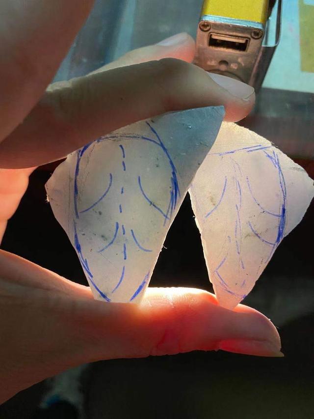 翡翠原石扒皮好还是直接切,翡翠原石切刀后网裂-第4张图片-翡翠网 翡翠原石扒皮好还是直接切,翡翠原石切刀后网裂-第4张图片-翡翠网