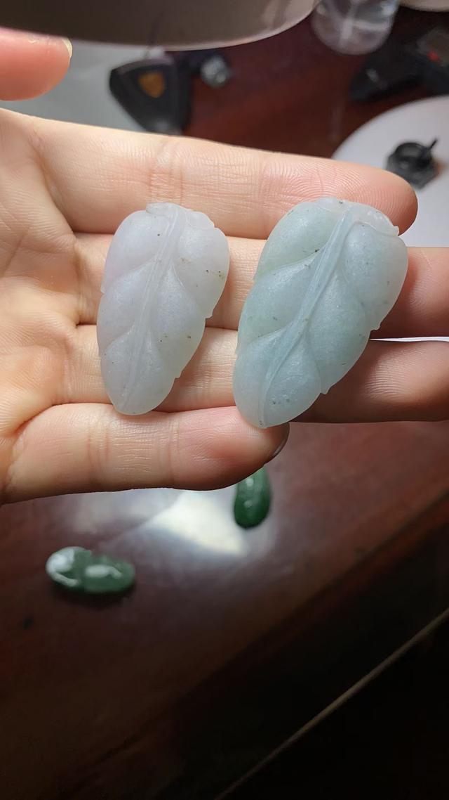 翡翠原石扒皮好还是直接切,翡翠原石切刀后网裂-第5张图片-翡翠网 翡翠原石扒皮好还是直接切,翡翠原石切刀后网裂-第5张图片-翡翠网