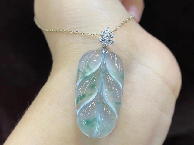 翡翠原石扒皮好还是直接切,翡翠原石切刀后网裂-第6张图片-翡翠网 翡翠原石扒皮好还是直接切,翡翠原石切刀后网裂-第6张图片-翡翠网