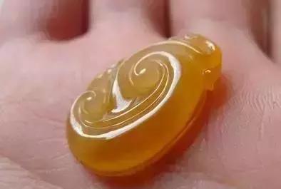 大马坎半山半水黄翡翠原石的简单介绍-第8张图片-翡翠网 大马坎半山半水黄翡翠原石的简单介绍-第8张图片-翡翠网