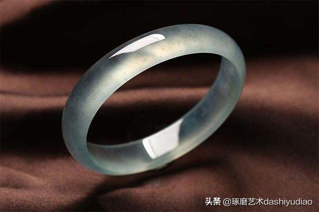 翡翠圆条手镯和正装手镯哪个好翡翠手镯正装和贵妃-第2张图片-翡翠网 翡翠圆条手镯和正装手镯哪个好翡翠手镯正装和贵妃-第2张图片-翡翠网