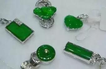 铁龙生飘花翡翠手镯图片价格一级铁龙生翡翠手镯-第4张图片-翡翠网 铁龙生飘花翡翠手镯图片价格一级铁龙生翡翠手镯-第4张图片-翡翠网