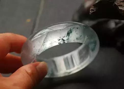 铁龙生飘花翡翠手镯图片价格一级铁龙生翡翠手镯-第17张图片-翡翠网 铁龙生飘花翡翠手镯图片价格一级铁龙生翡翠手镯-第17张图片-翡翠网