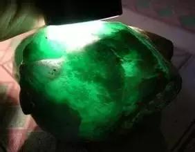 铁龙生飘花翡翠手镯图片价格一级铁龙生翡翠手镯-第18张图片-翡翠网 铁龙生飘花翡翠手镯图片价格一级铁龙生翡翠手镯-第18张图片-翡翠网