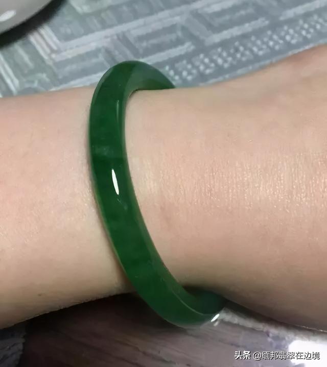 灰绿色翡翠手镯好看吗灰绿色翡翠手镯图片-第2张图片-翡翠网 灰绿色翡翠手镯好看吗灰绿色翡翠手镯图片-第2张图片-翡翠网