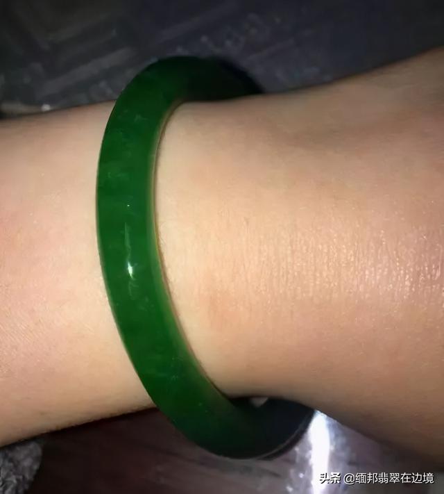 灰绿色翡翠手镯好看吗灰绿色翡翠手镯图片-第3张图片-翡翠网 灰绿色翡翠手镯好看吗灰绿色翡翠手镯图片-第3张图片-翡翠网