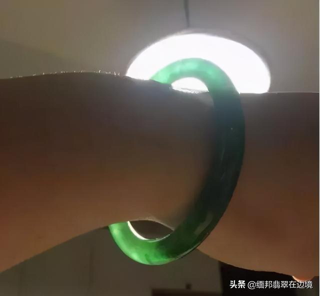 灰绿色翡翠手镯好看吗灰绿色翡翠手镯图片-第4张图片-翡翠网 灰绿色翡翠手镯好看吗灰绿色翡翠手镯图片-第4张图片-翡翠网