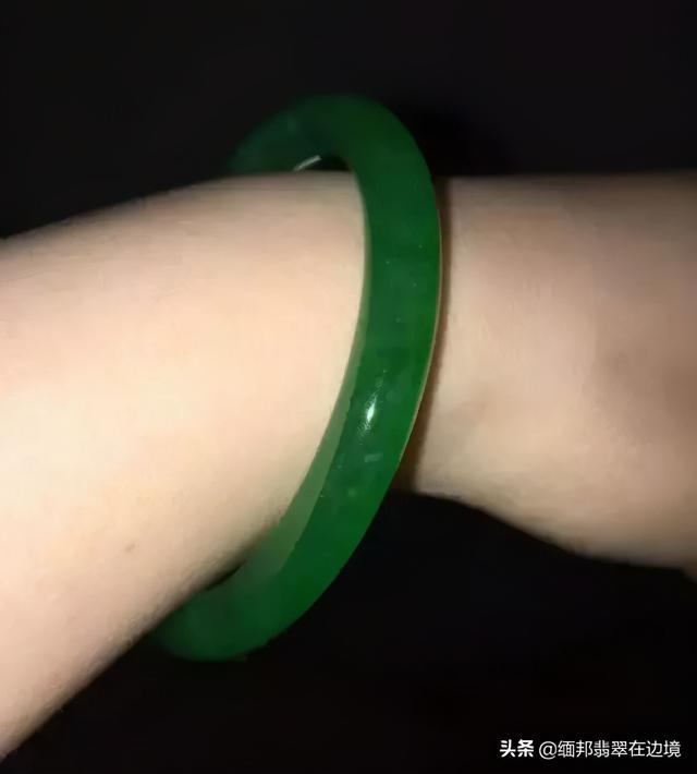 灰绿色翡翠手镯好看吗灰绿色翡翠手镯图片-第5张图片-翡翠网 灰绿色翡翠手镯好看吗灰绿色翡翠手镯图片-第5张图片-翡翠网