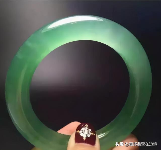 灰绿色翡翠手镯好看吗灰绿色翡翠手镯图片-第6张图片-翡翠网 灰绿色翡翠手镯好看吗灰绿色翡翠手镯图片-第6张图片-翡翠网