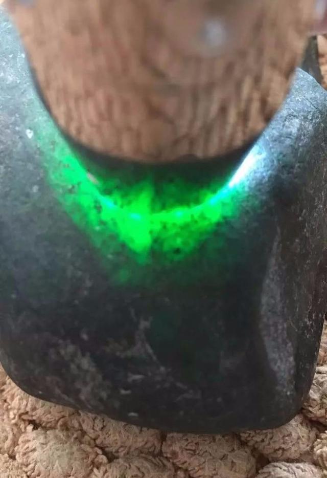 莫湾基翡翠原石莫湾基翡翠原石切片图片-第4张图片-翡翠网 莫湾基翡翠原石莫湾基翡翠原石切片图片-第4张图片-翡翠网