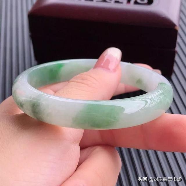 包含翡翠的镯心和手镯价格相差多少的词条-第14张图片-翡翠网 包含翡翠的镯心和手镯价格相差多少的词条-第14张图片-翡翠网