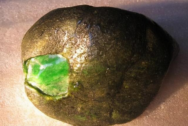 翡翠莫湾基原石图片,翡翠原石莫湾基知识-第6张图片-翡翠网 翡翠莫湾基原石图片,翡翠原石莫湾基知识-第6张图片-翡翠网