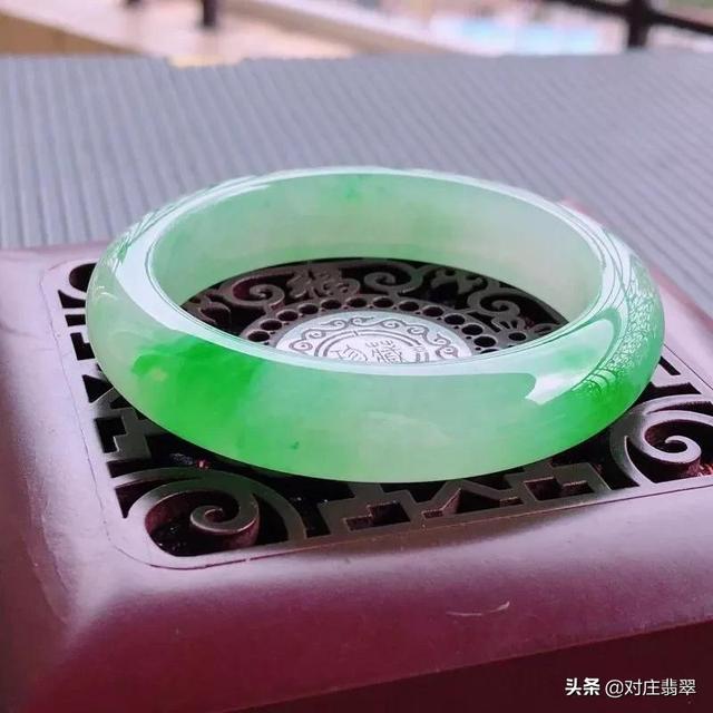 一万的翡翠手镯多少钱一万的翡翠手镯什么样-第6张图片-翡翠网 一万的翡翠手镯多少钱一万的翡翠手镯什么样-第6张图片-翡翠网