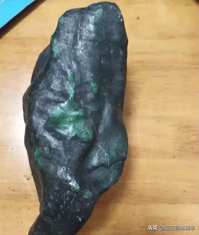 翡翠原石哪里买比较靠谱,胶带缠的翡翠原石靠谱吗-第1张图片-翡翠网 翡翠原石哪里买比较靠谱,胶带缠的翡翠原石靠谱吗-第1张图片-翡翠网