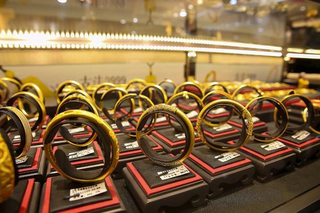 哪种翡翠手镯好,翡翠手镯分什么种-第1张图片-翡翠网 哪种翡翠手镯好,翡翠手镯分什么种-第1张图片-翡翠网