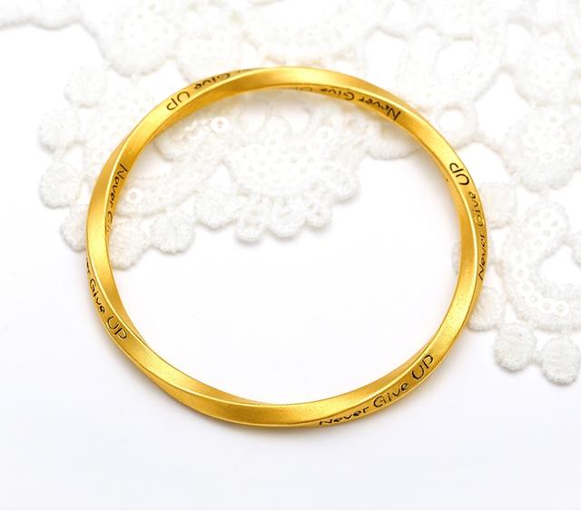 哪种翡翠手镯好,翡翠手镯分什么种-第7张图片-翡翠网 哪种翡翠手镯好,翡翠手镯分什么种-第7张图片-翡翠网