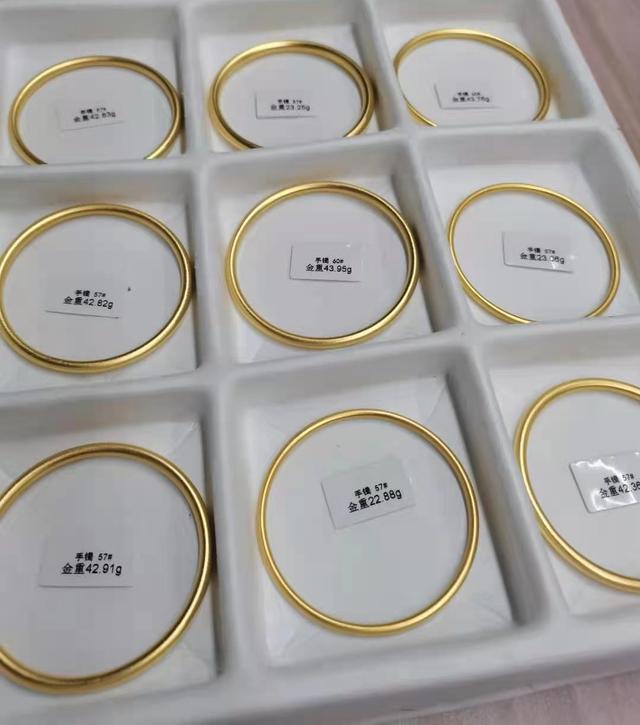 哪种翡翠手镯好,翡翠手镯分什么种-第14张图片-翡翠网 哪种翡翠手镯好,翡翠手镯分什么种-第14张图片-翡翠网