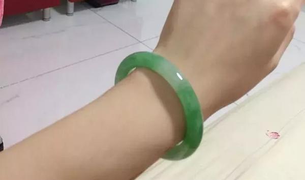 油青种翡翠什么价格翡翠油青种 价值价格-第1张图片-翡翠网 油青种翡翠什么价格翡翠油青种 价值价格-第1张图片-翡翠网