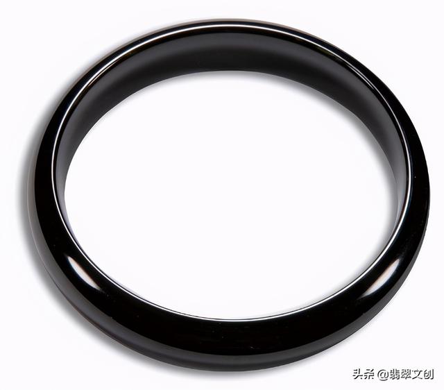 翡翠手镯上有绿色斑点翡翠绿色带黑手镯-第1张图片-翡翠网 翡翠手镯上有绿色斑点翡翠绿色带黑手镯-第1张图片-翡翠网