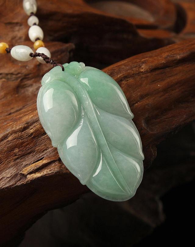 芙蓉种翡翠手镯图片欣赏,翡翠手镯芙蓉种-第3张图片-翡翠网 芙蓉种翡翠手镯图片欣赏,翡翠手镯芙蓉种-第3张图片-翡翠网