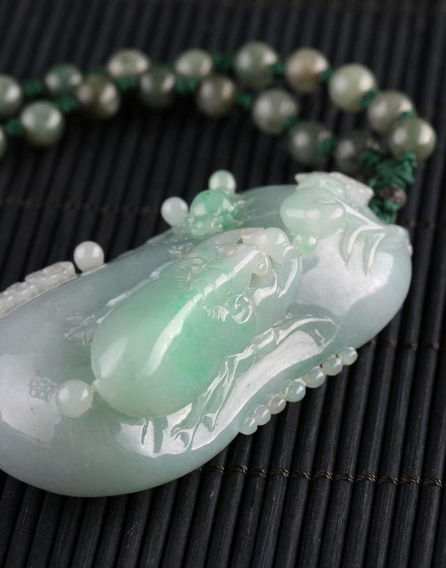 芙蓉种翡翠手镯图片欣赏,翡翠手镯芙蓉种-第8张图片-翡翠网 芙蓉种翡翠手镯图片欣赏,翡翠手镯芙蓉种-第8张图片-翡翠网