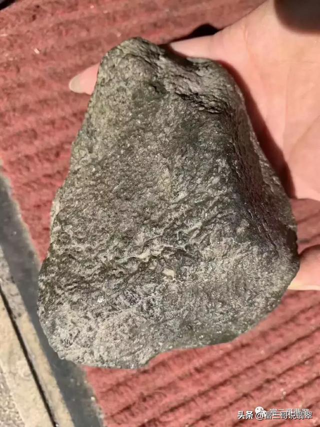 翡翠原石掉沙的原因翡翠原石翻沙料知识-第2张图片-翡翠网 翡翠原石掉沙的原因翡翠原石翻沙料知识-第2张图片-翡翠网