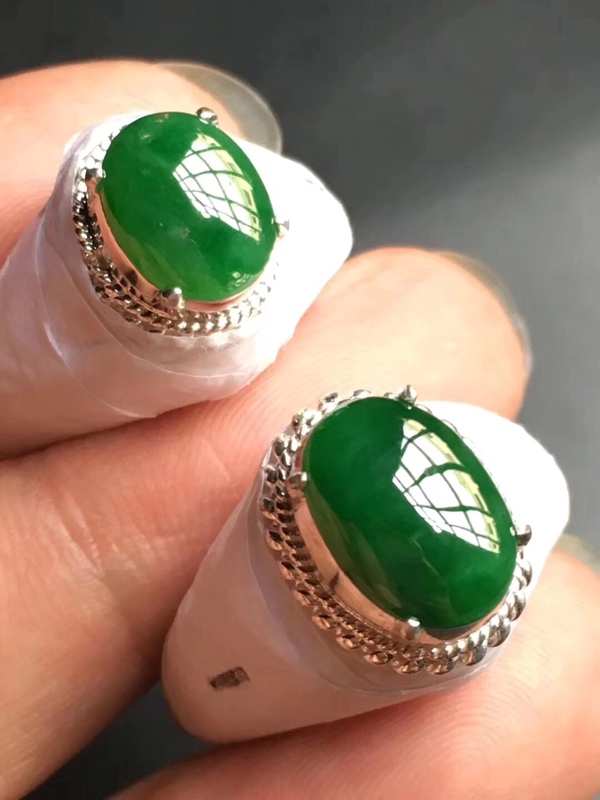 翡翠戒面要达到多少厚度才好,老翡翠戒面价格-第1张图片-翡翠网 翡翠戒面要达到多少厚度才好,老翡翠戒面价格-第1张图片-翡翠网