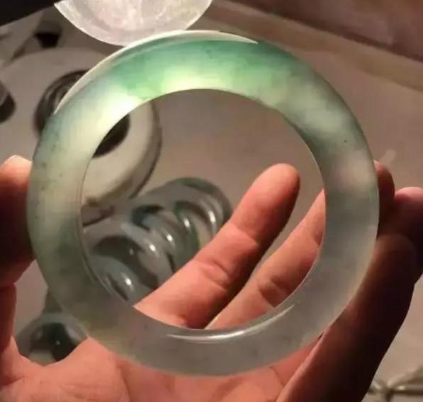 冰种翡翠手镯怎么看好坏,高冰种手镯料翡翠原石-第8张图片-翡翠网 冰种翡翠手镯怎么看好坏,高冰种手镯料翡翠原石-第8张图片-翡翠网